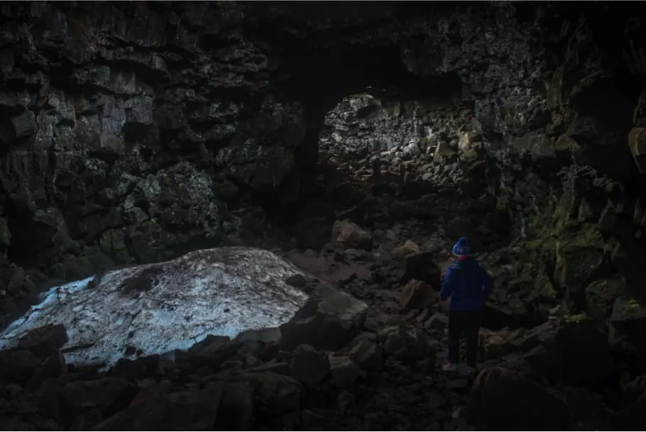 Exploration de la grotte de Raufarholshellir