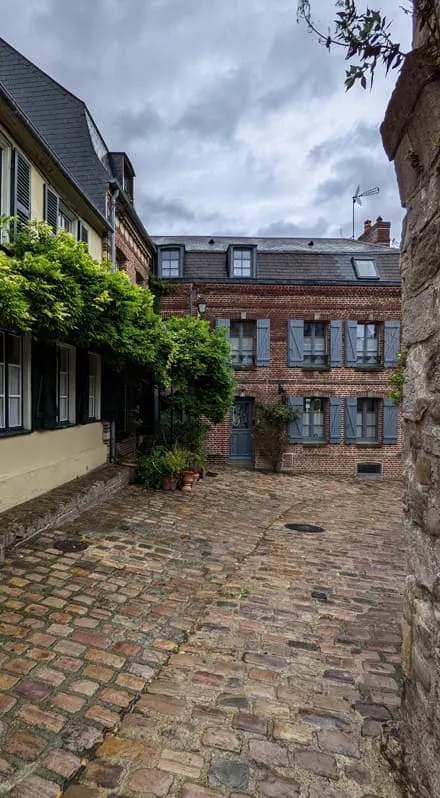 Rue pavées et maison colorées à Saint-Valery