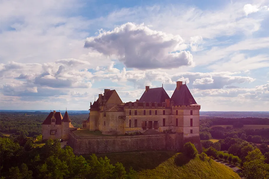 Le château de Biron filmé avec un drone