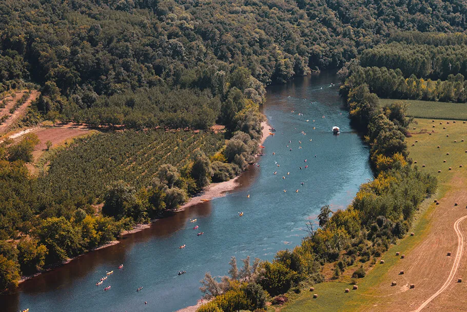 La vue sur la Dordogne et ses canoë