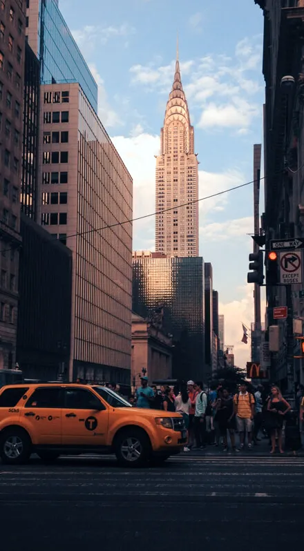 Taxi New-Yorkais et Empire State Building en arrière plan