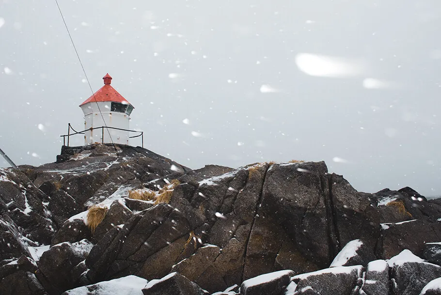 Un phare sous la tempête de neige