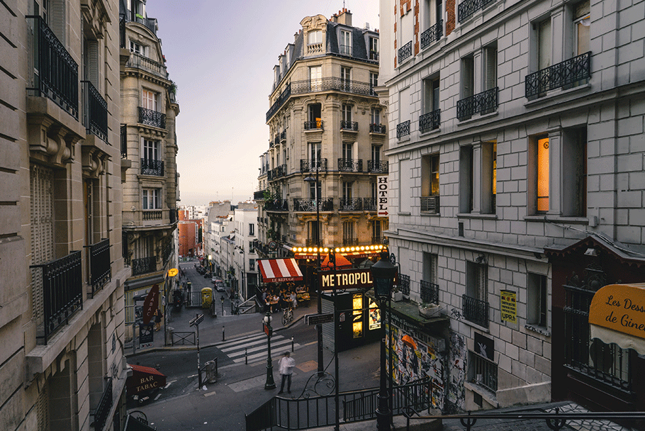 Rue parisienne avec immeubles Haussmanniens