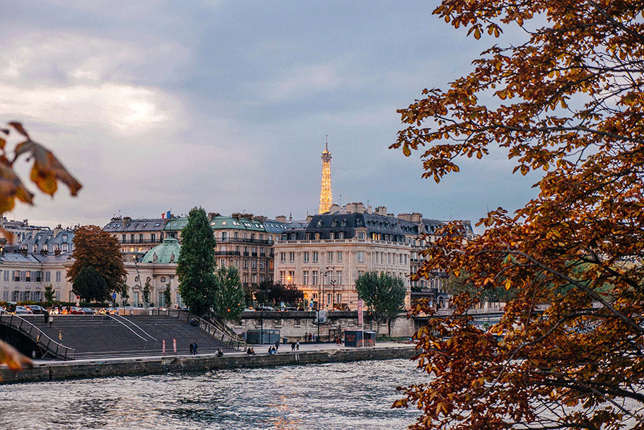 Les quais de Seine avec vue sur la Tour Eiffel