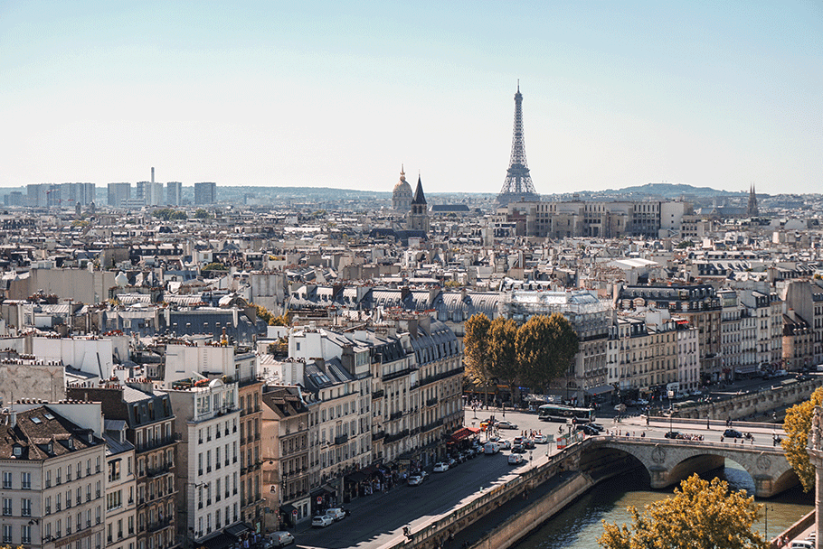 Vue aerienne de Paris avec les Invalides et la Tour Eiffel