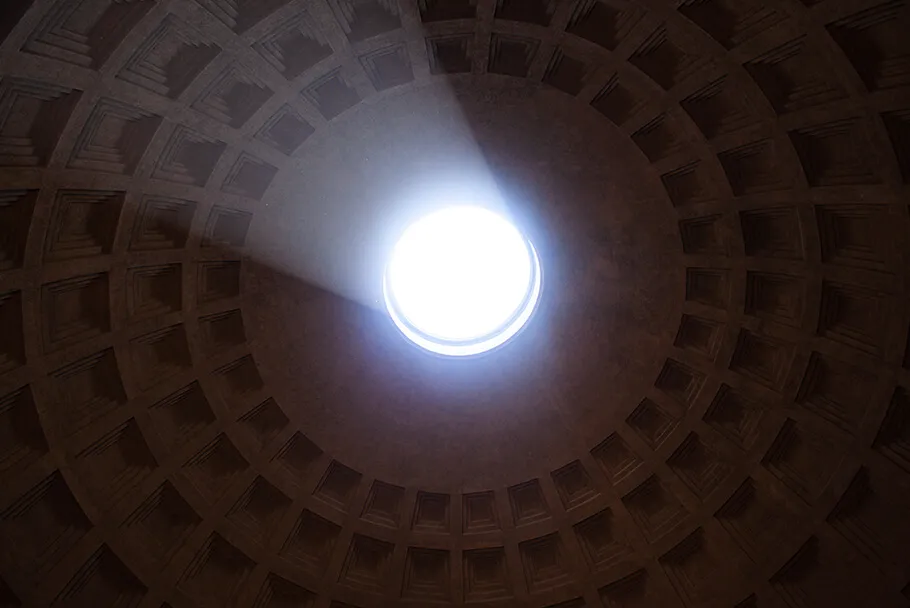 La lumière entre par le toit du Panthéon