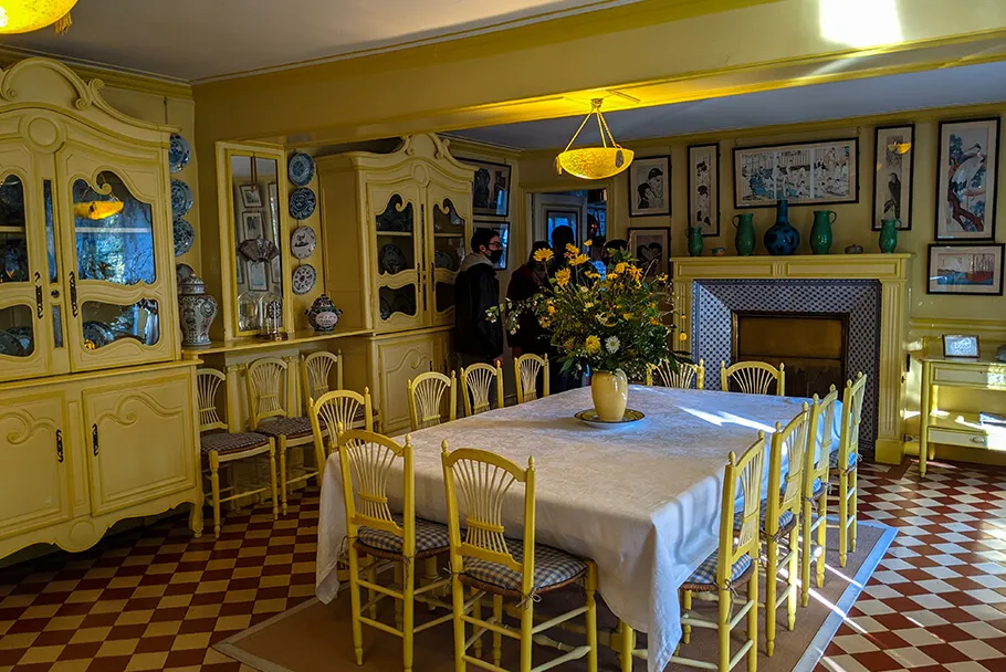 Cuisine entièrement jaune - Maison de Claude Monet